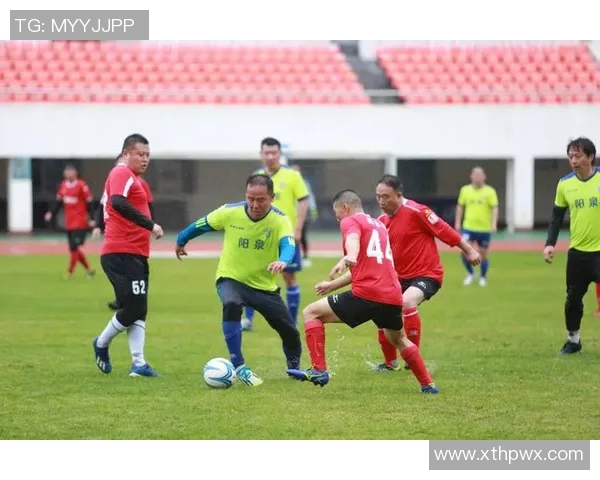 足球明星现身机场直播粉丝热情高涨互动不断引发关注